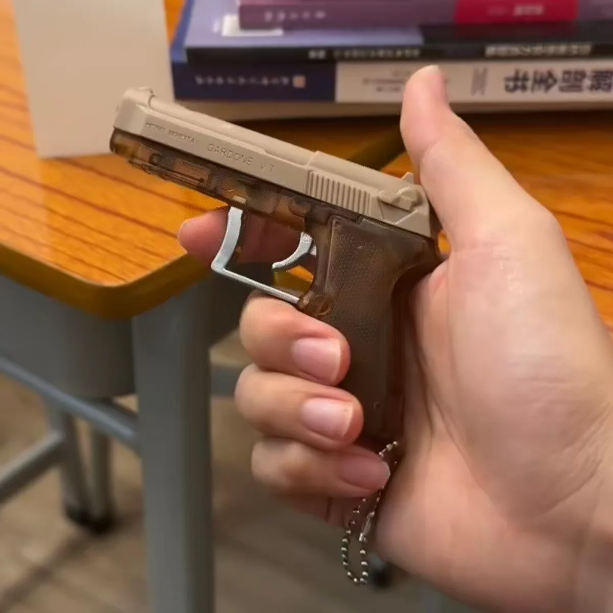 Shock Pen Prank Toy - ユニークなショックおもちゃのキーホルダー、携帯用ジョークグッズ、男性向けのパーティーやいたずらに使える無害なおもちゃ、楽しいサプライズギフト。