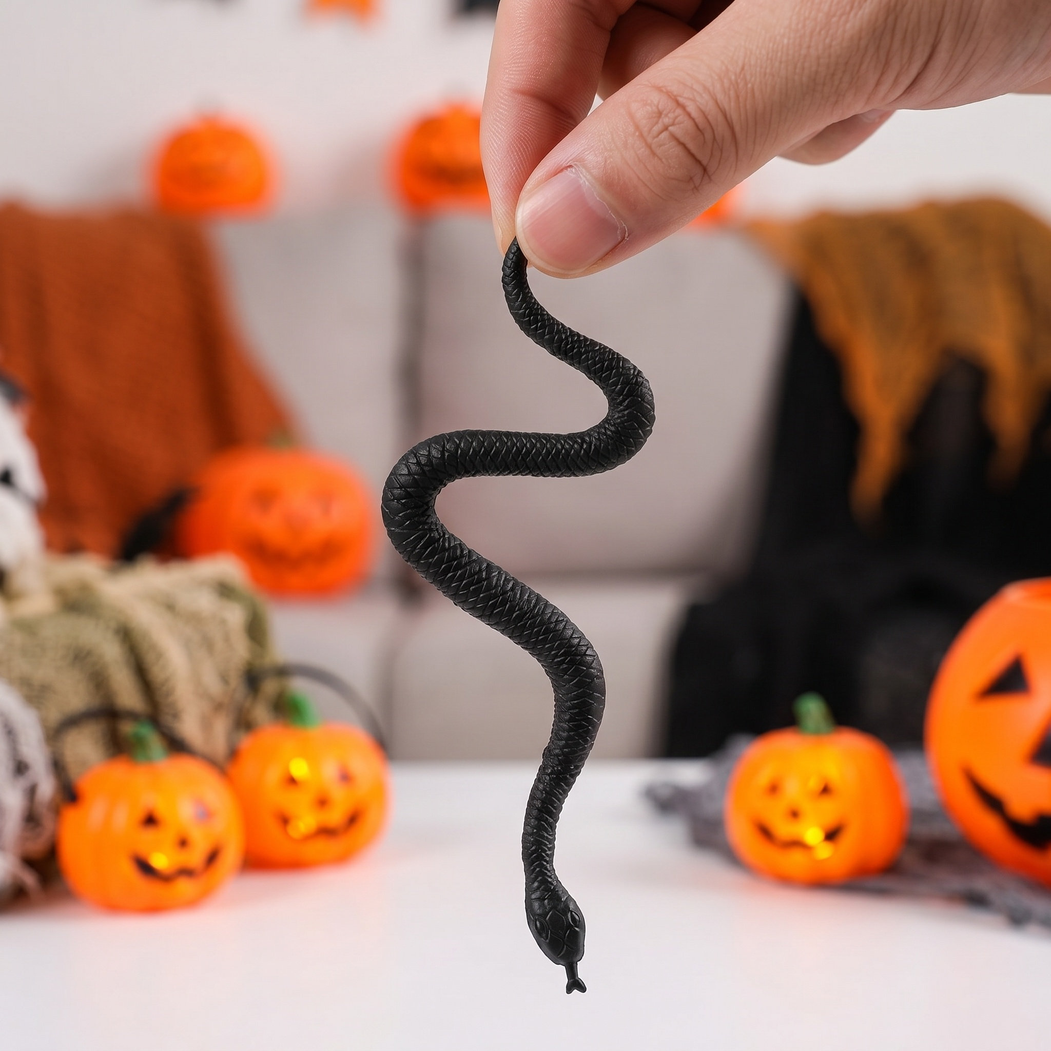 ハロウィーンの装飾やいたずらに使える、リアルな蛇の小道具10 - Prank Toys のレビューと価格